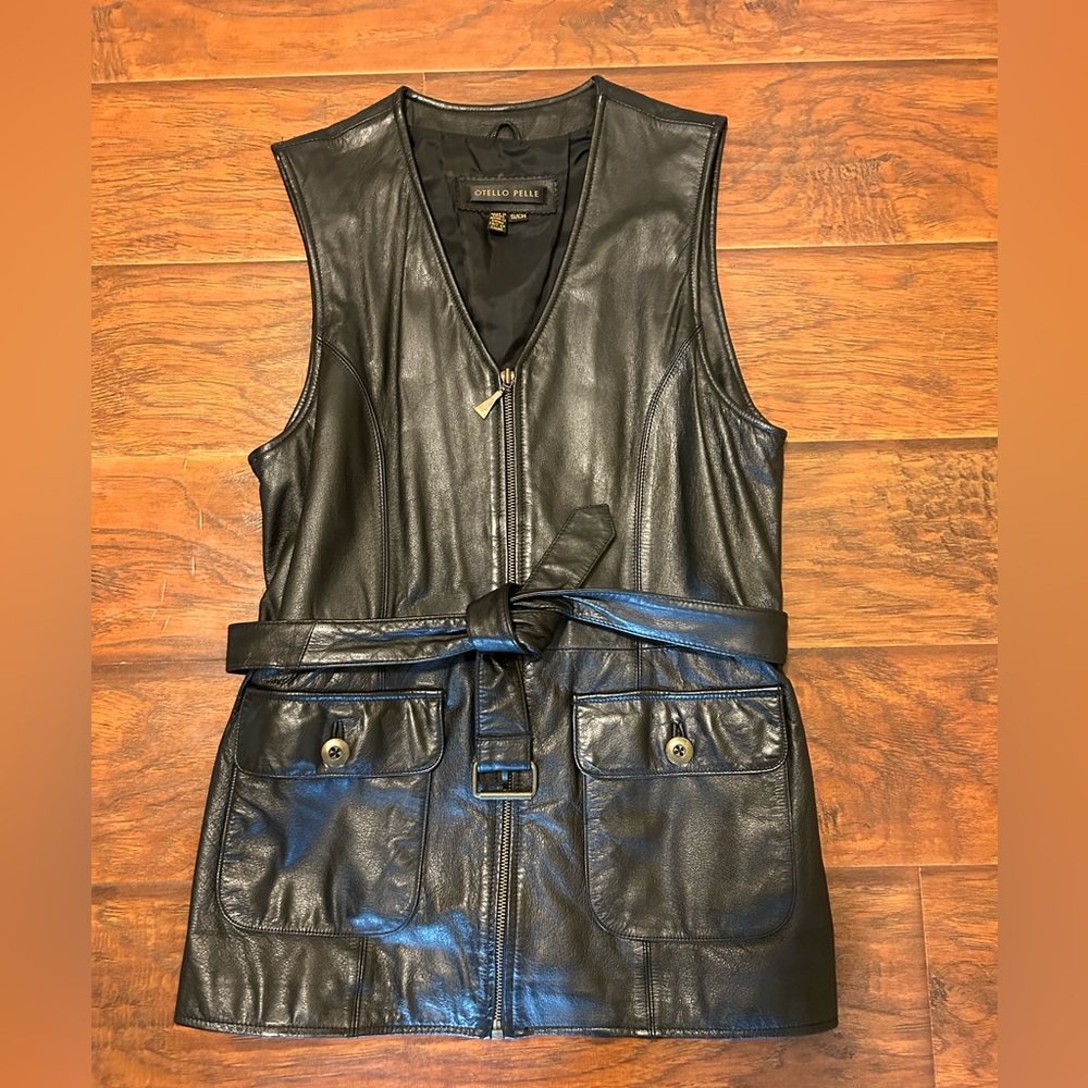 Black Leather Otello Pelle zip front vest. Size S.